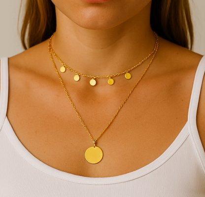 femme avec collier ras du cou tendance 2025